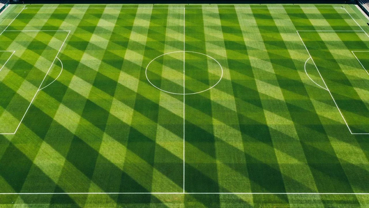 Gramado de estádio vazio com desenhos perfeitos de corte, visto de cima, sob luz clara